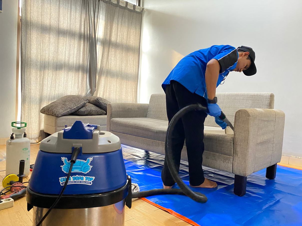 Proses pembersihan sofa oleh tim Cuci Sofa Top